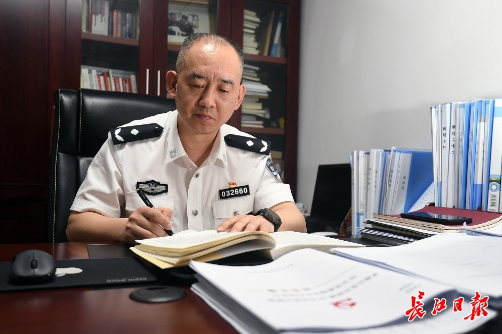 刘继平当民警辅娘家人,警服上的石灰印记也逃不过他的火眼金睛