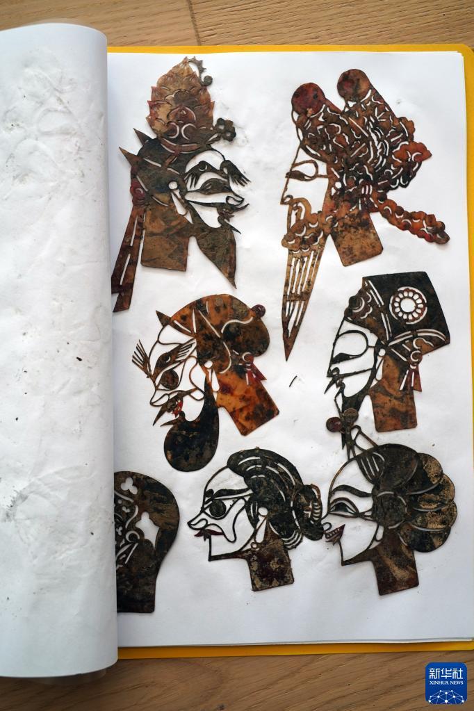 抢救德国洪灾中被浸泡的中国皮影