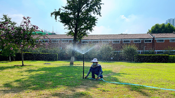嫌"坐庄"喷灌浇不到地方,这个园丁带着喷头喷一枪换个地方,有创意!
