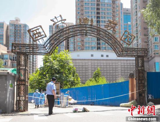 8月2日,北京新增病例所在的国兴家园小区已封闭管理.