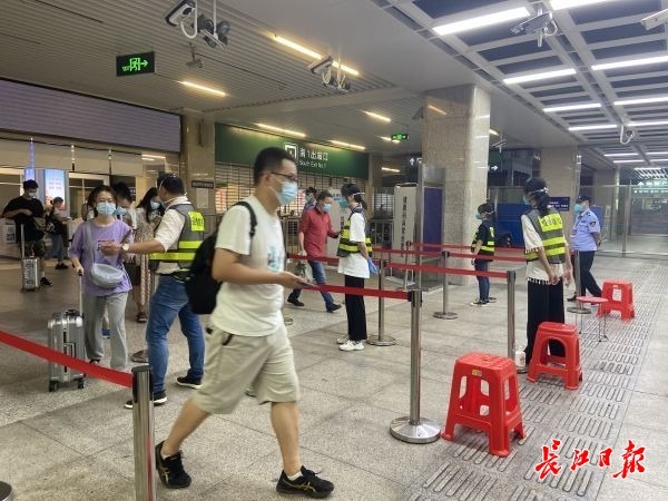 汉口火车站为老年旅客设专用通道,志愿者可代查健康码