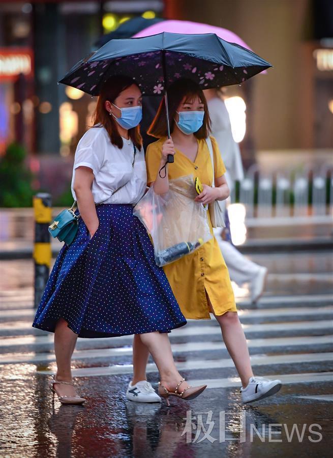 暴雨下匆匆走过的行人