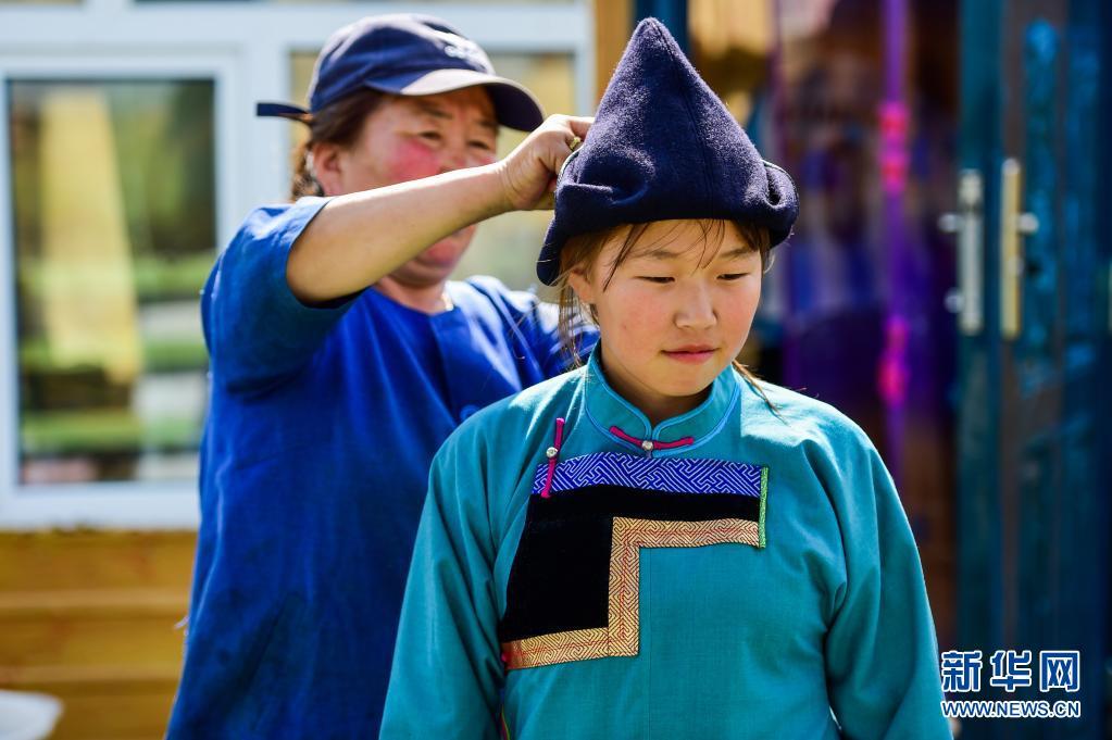 新华全媒天边草原看蒙古族女孩的别样暑假