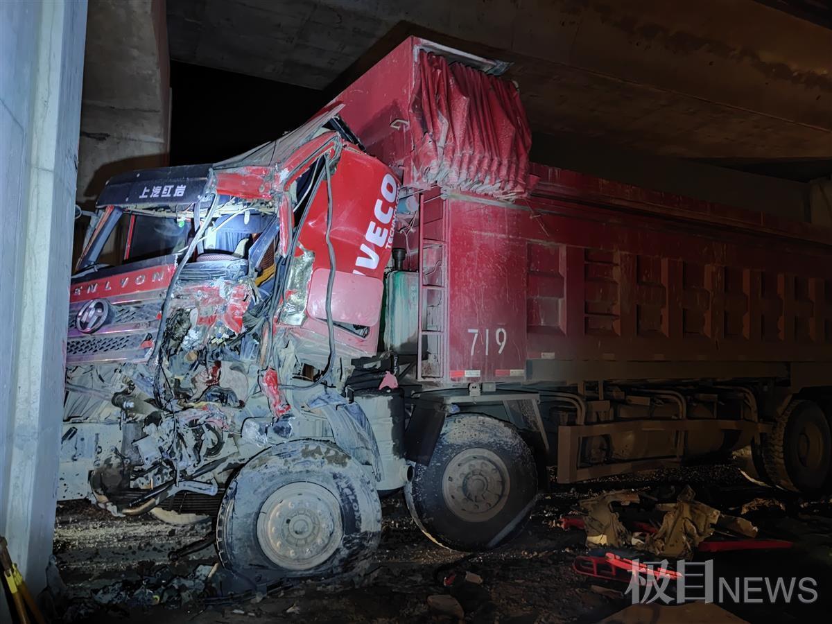 凌晨卡车撞上桥墩司机被困 武汉消防成功救援