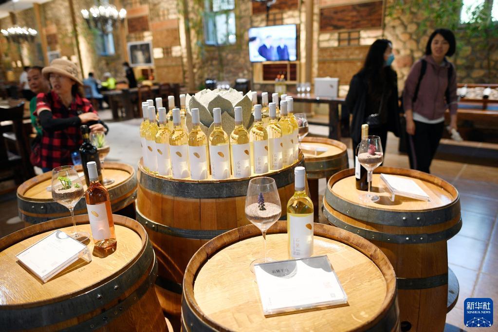 宁夏贺兰山东麓位于北纬37度至39度,是世界公认的酿酒葡萄种植的"黄金