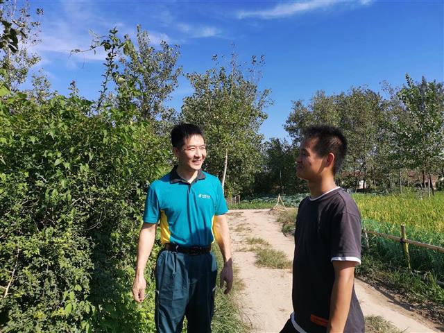 8月31日下午,湖北省天门市拖市镇向湾村,太阳晒得人汗流浃背.