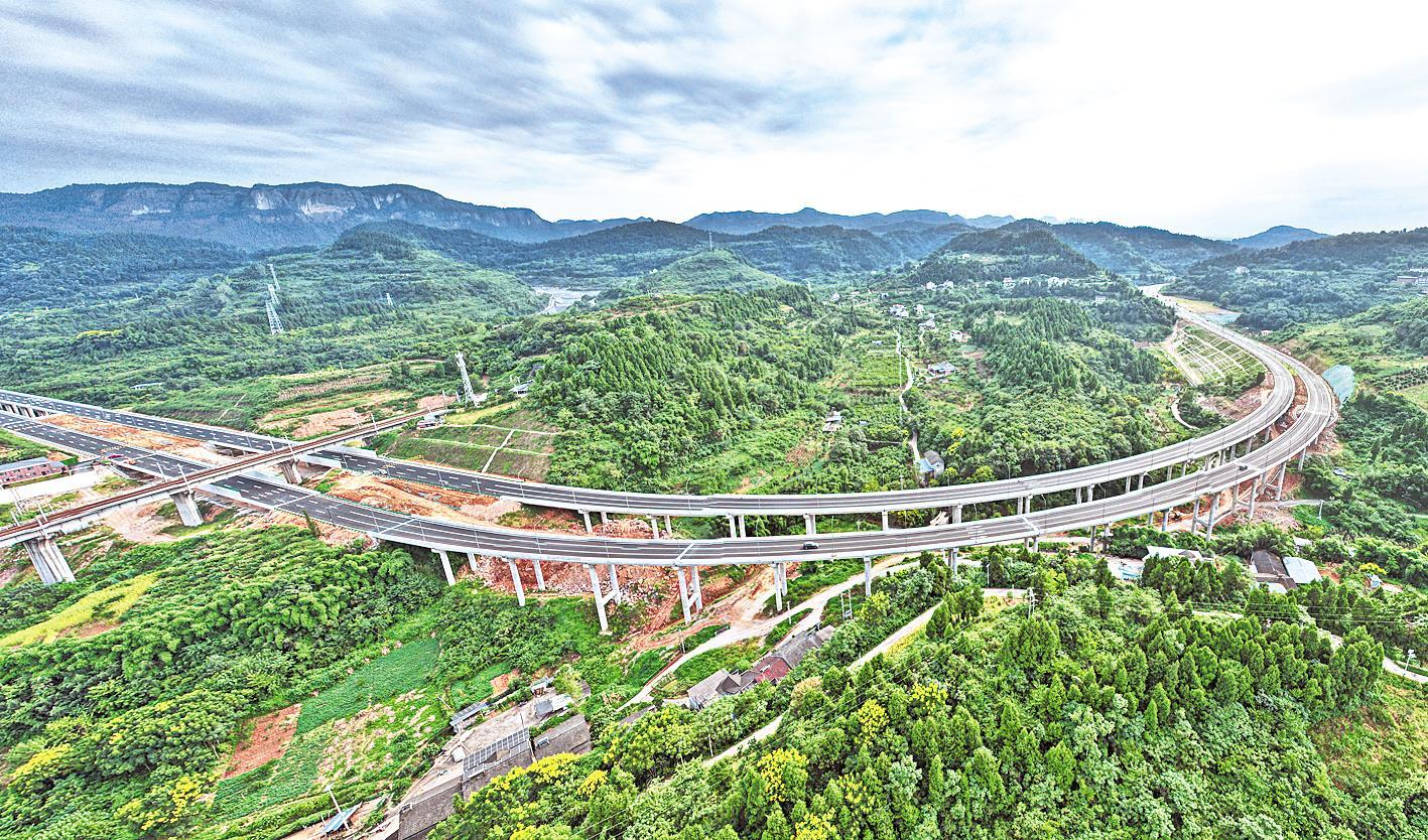 9月5日,最近通车的宜昌江城大道与三峡翻坝高速公路,宜万铁路在城区