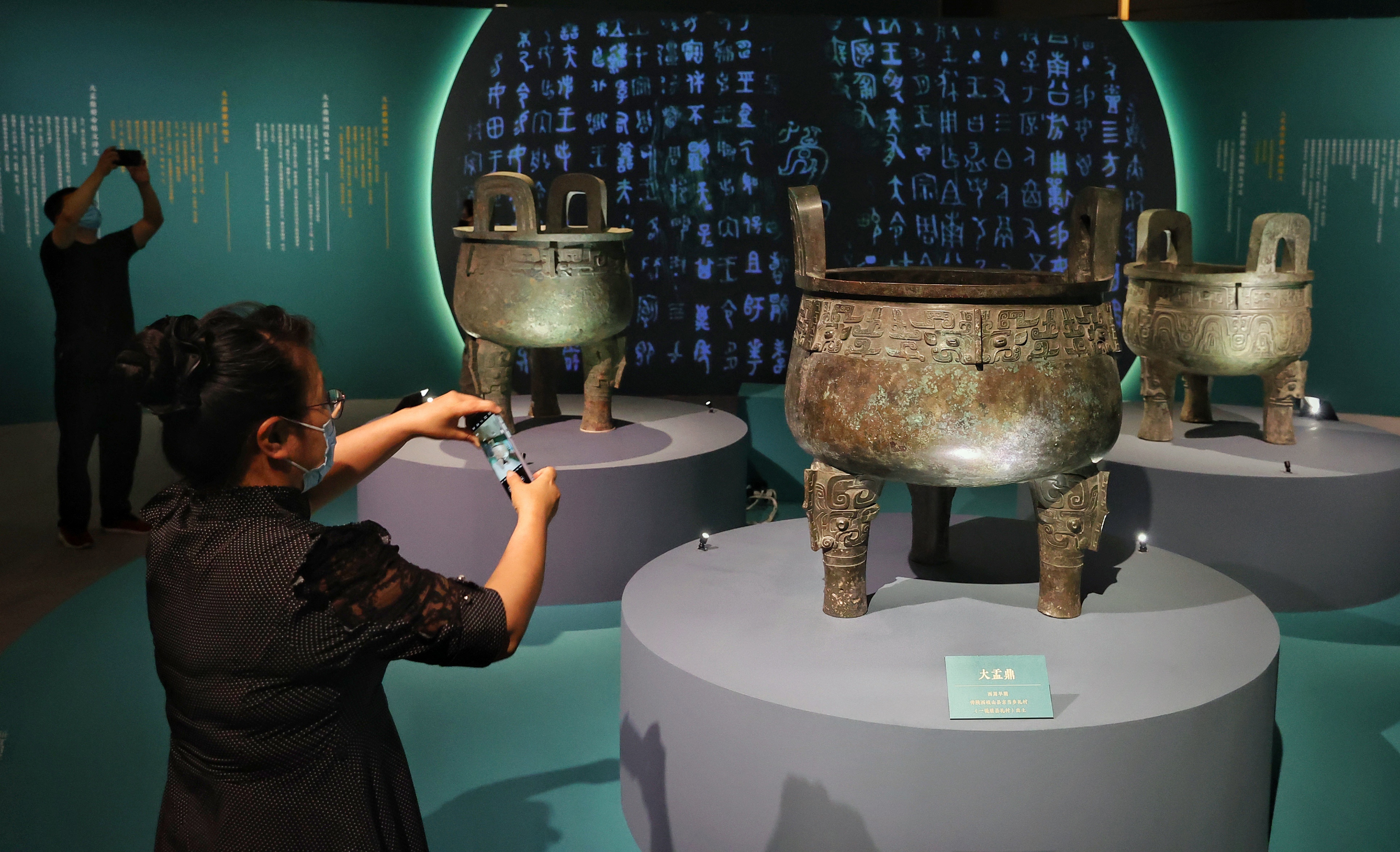"礼和万方——商周青铜鼎特展"在国博开幕