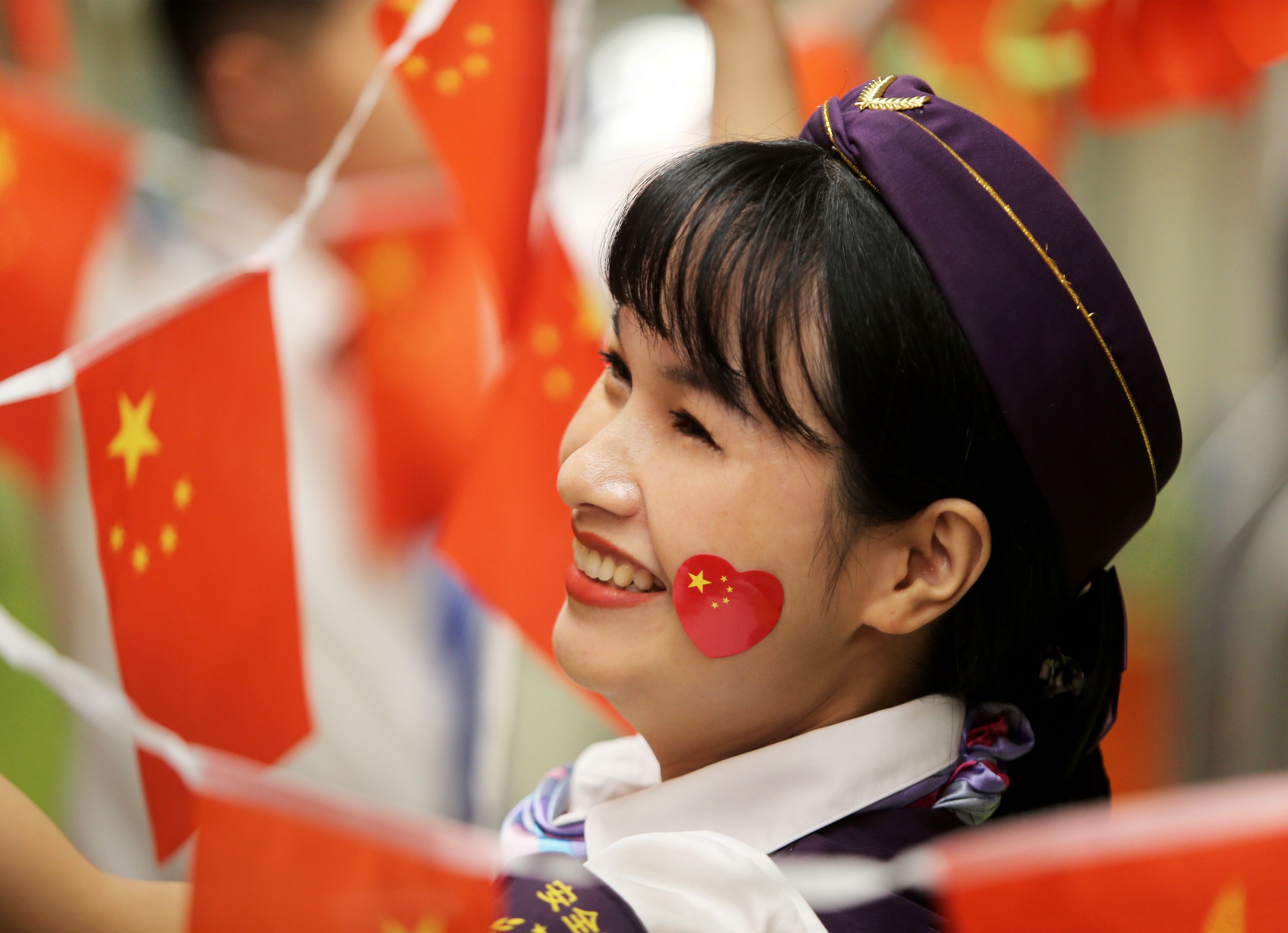 有轨电车车厢,国旗飘扬