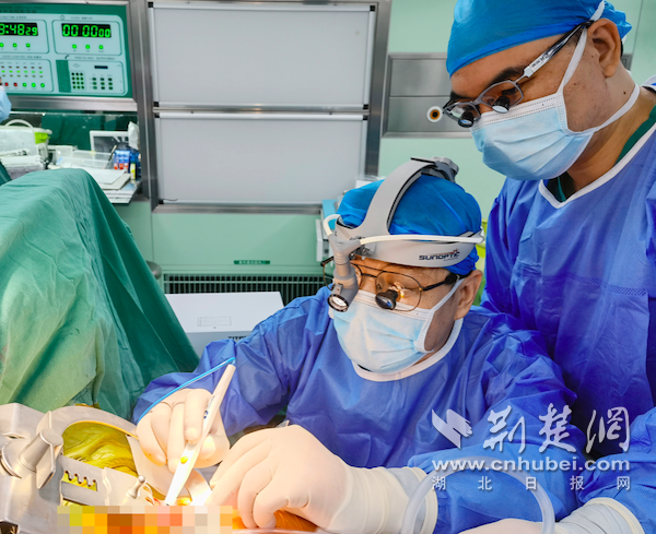 心脏大血管外科专家团队正在为患者实施微创心脏搭桥手术.通讯员供图