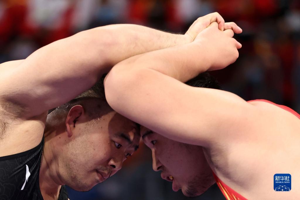 全运会-摔跤男子自由式125公斤级决赛:山东队选手邓志伟夺冠