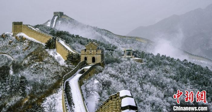 荆楚网>新闻频道>文旅北京八达岭长城雪景.