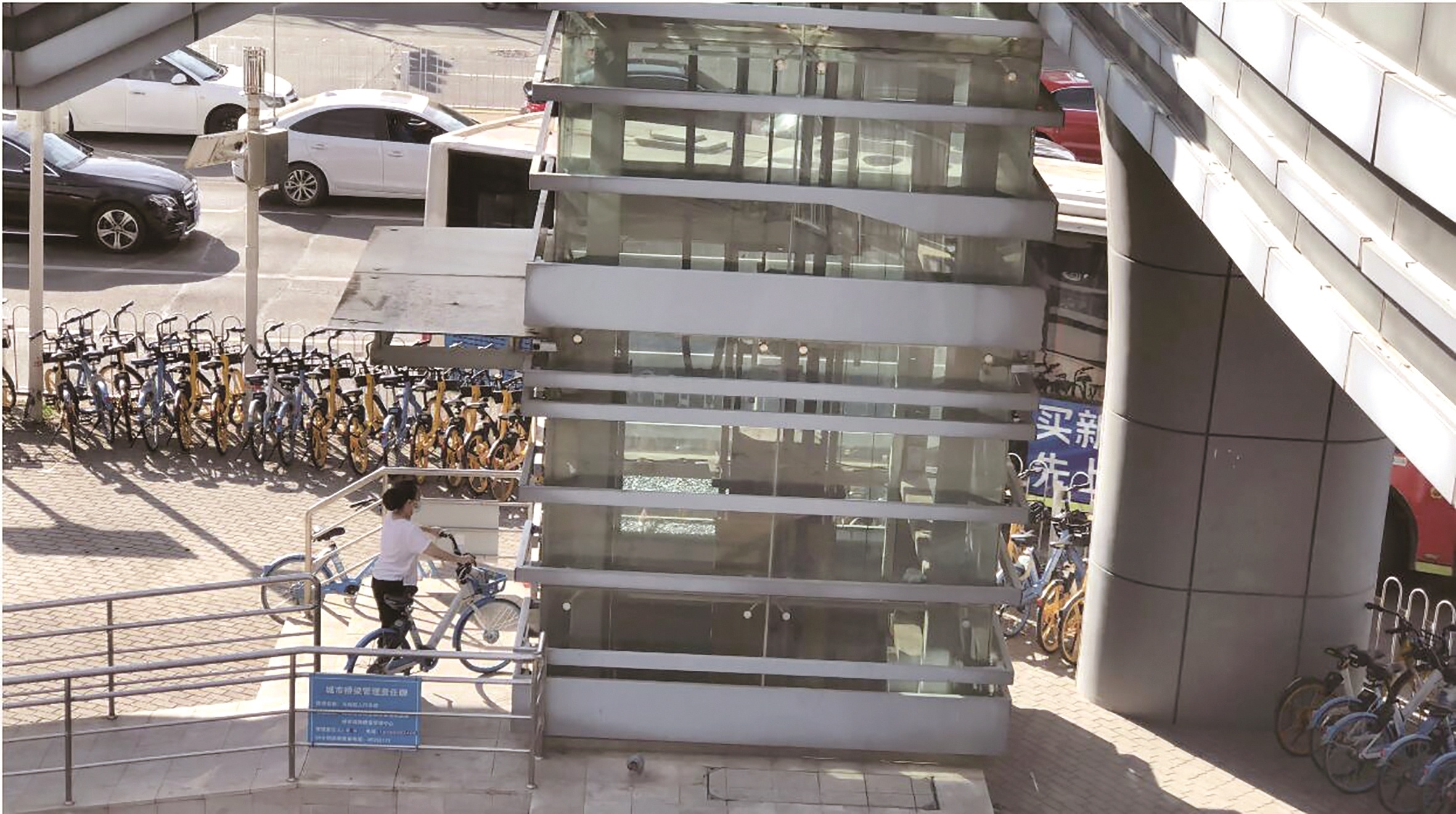 半小时内5人将单车推进电梯 武汉首座人行天桥电梯现不和谐一幕 市民