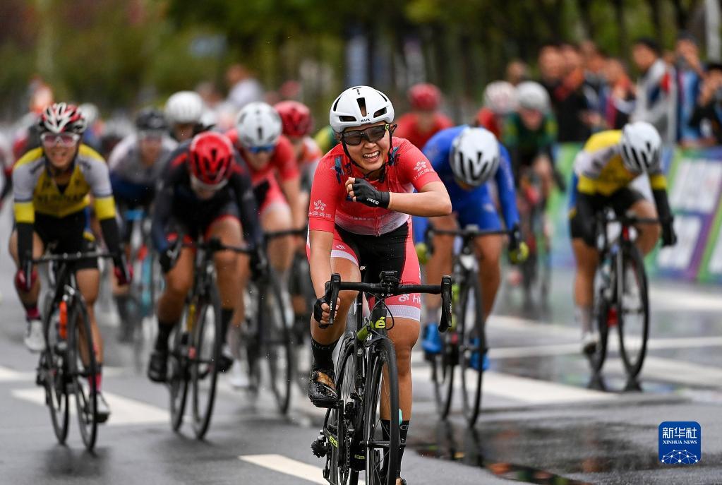 全运会公路自行车女子个人赛香港队选手李思颖夺冠