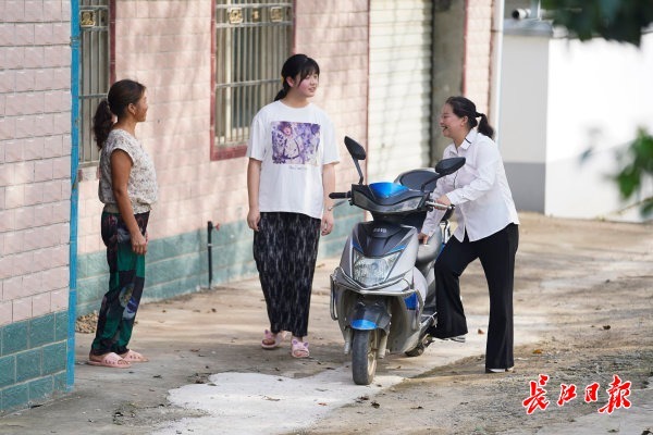 2021年8月29日,郑铭骑在乡间小路上去家访.记者彭年摄