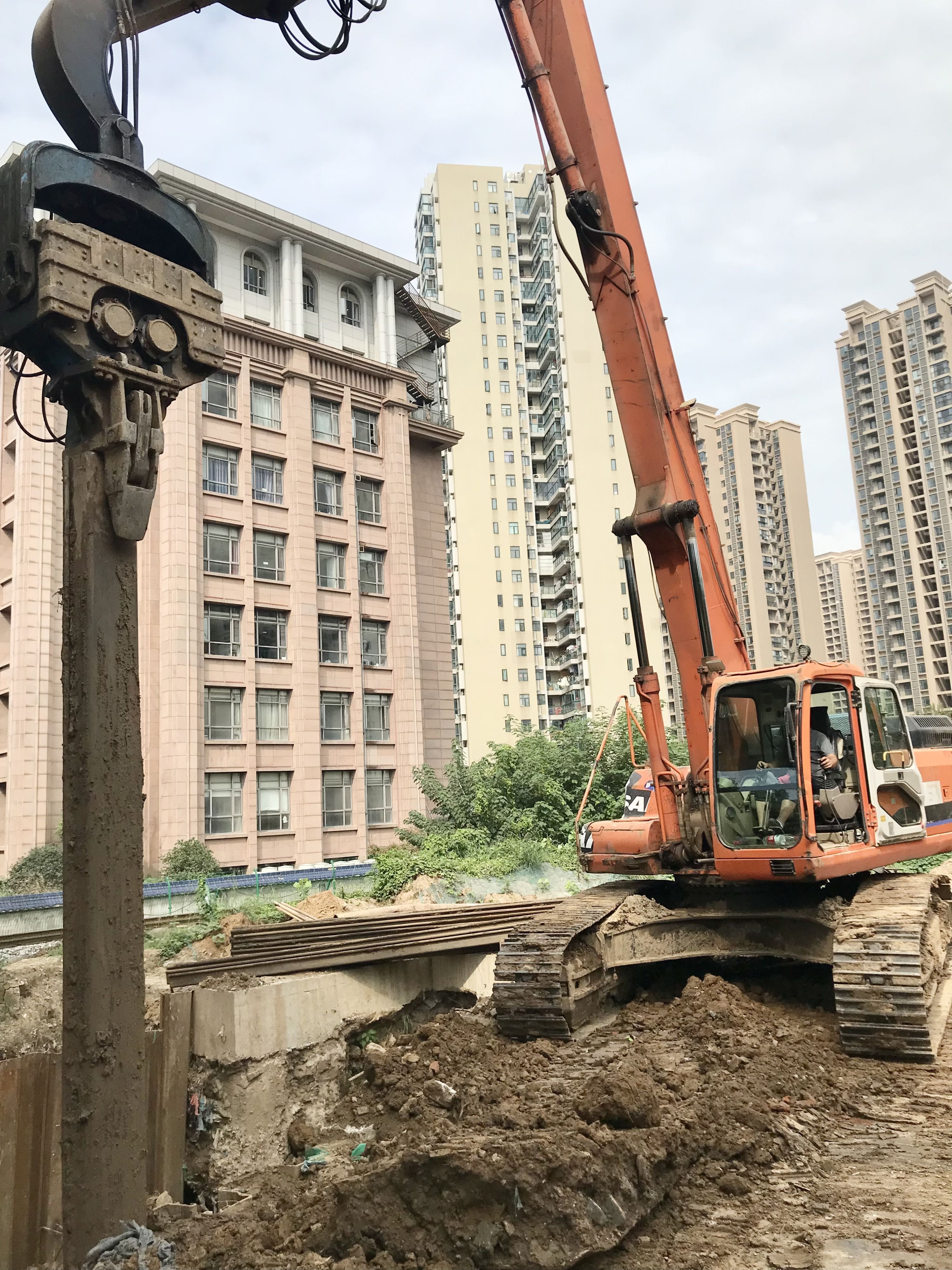 抓住晴好天气交叉施工,汉阳区这项道路工程大干保工期