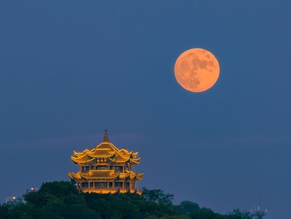 中秋夜5000摄影师共拍圆月与地标同框
