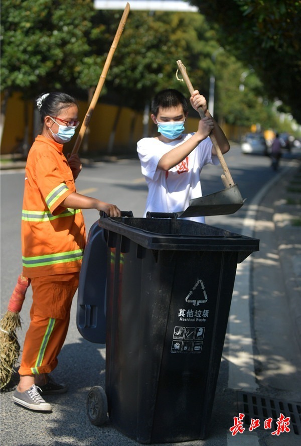 "早就想做这件事了"大学报到前,18岁小伙帮环卫工妈妈扫地