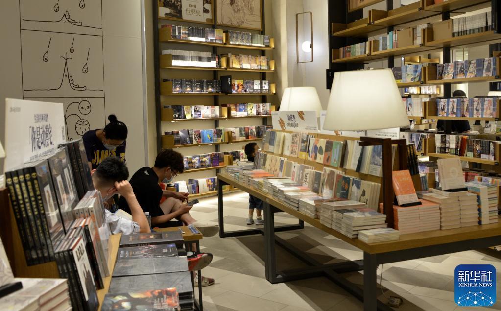 9月6日,市民在北京朝阳区一家商场内的书店里看书.新华社记者 李欣 摄
