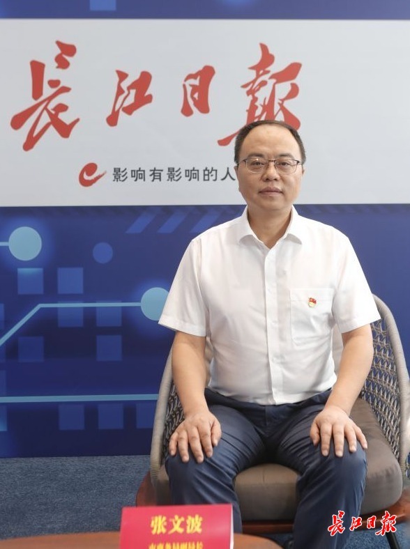 市商务局副局长张文波在访谈现场.