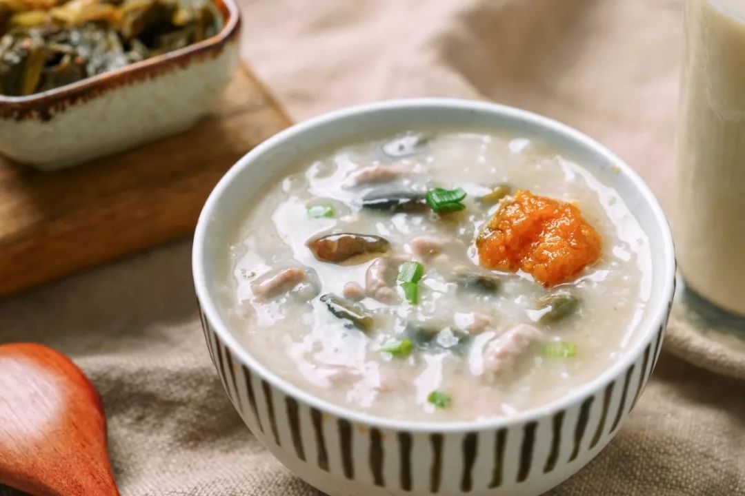 皮蛋瘦肉粥1,猪瘦肉100g切细条,加入3勺葱姜水,1勺料酒和1勺淀粉抓匀