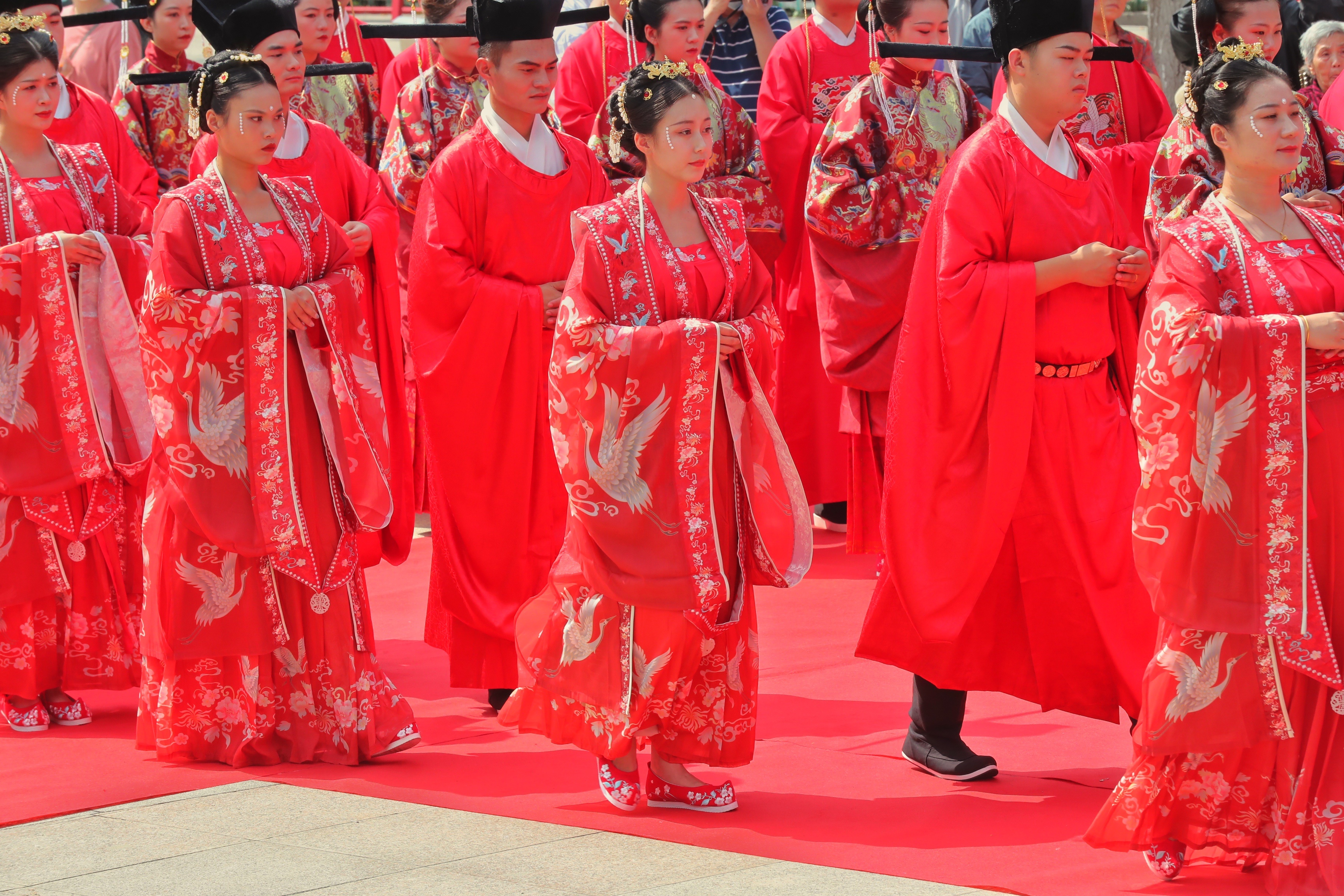 9月29日,新人们参加中式传统集体婚礼(中国日报记者 姜东 摄)