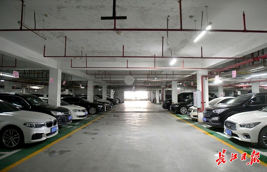 硚口区古田街广电·江湾新城的业主陈女士驾车进入小区的地下e车库