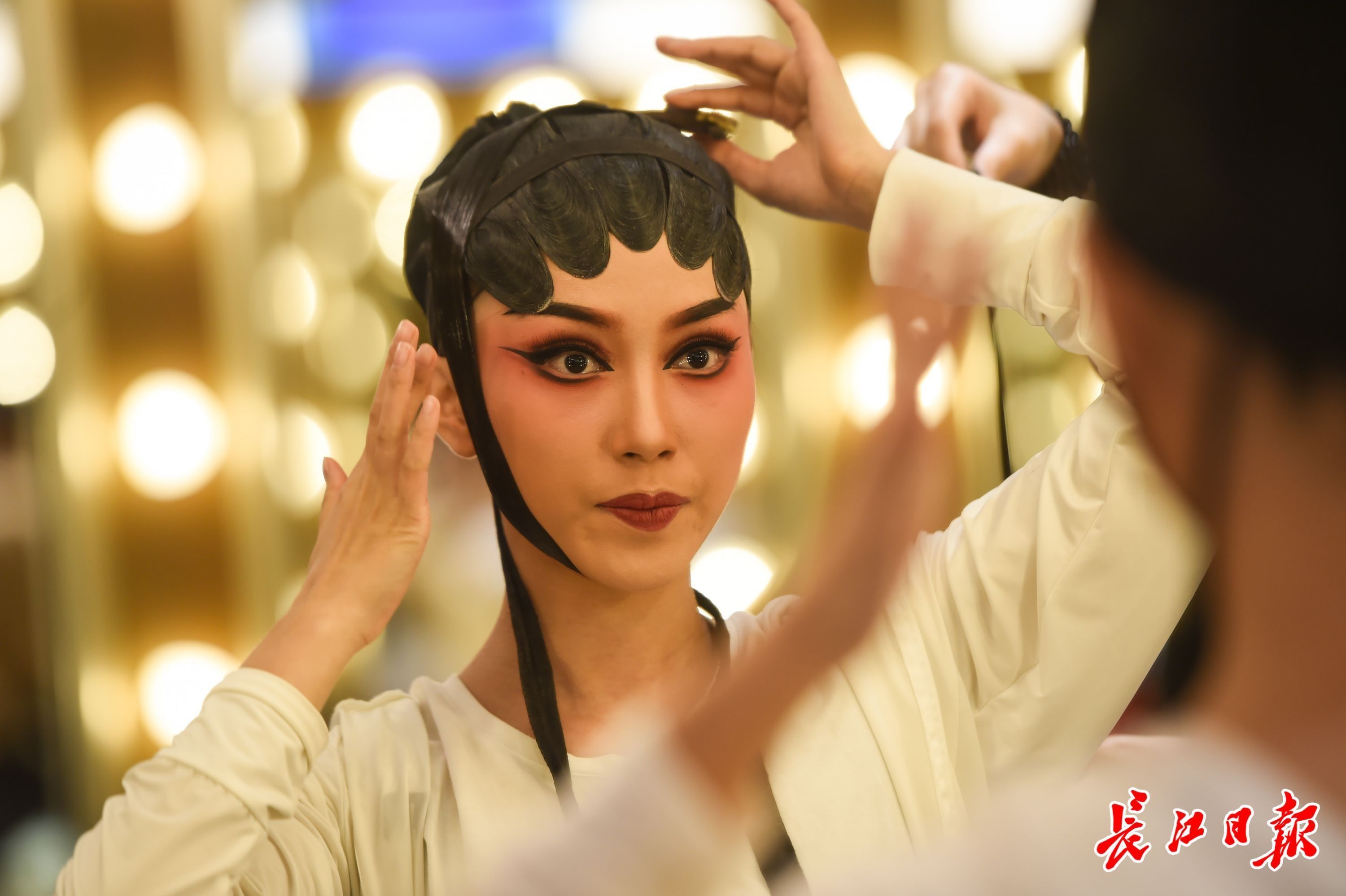 "白素贞"曾小敏来汉,被年轻戏迷团团围住