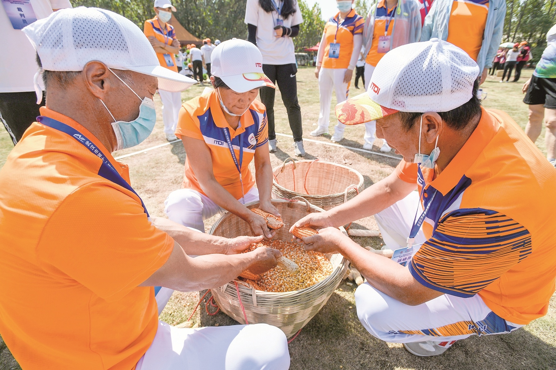 武汉市第五届农民运动会开幕 300多运动员同台比拼干农活 插秧搓玉米