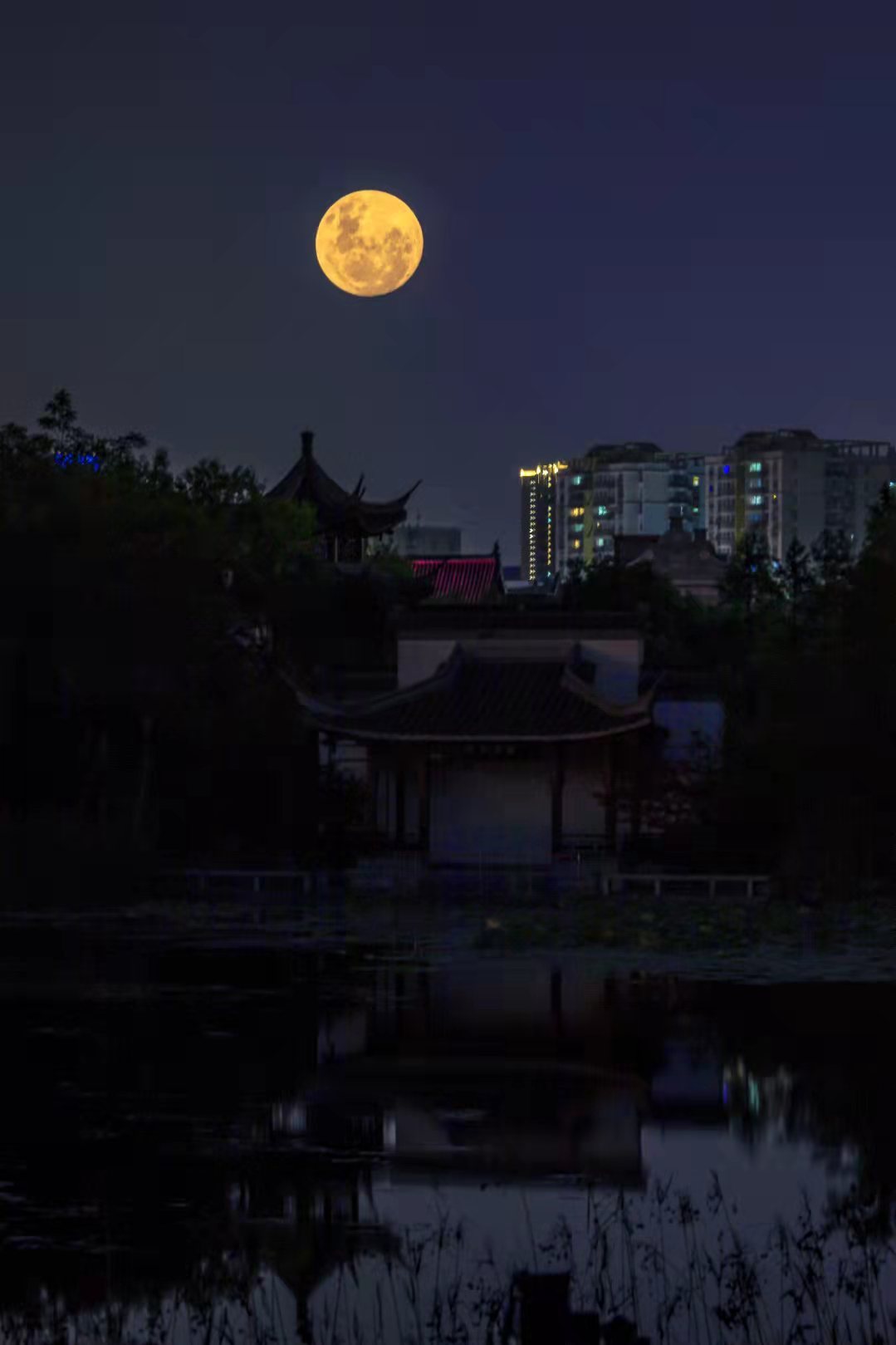 中秋夜5000摄影师共拍圆月与地标同框