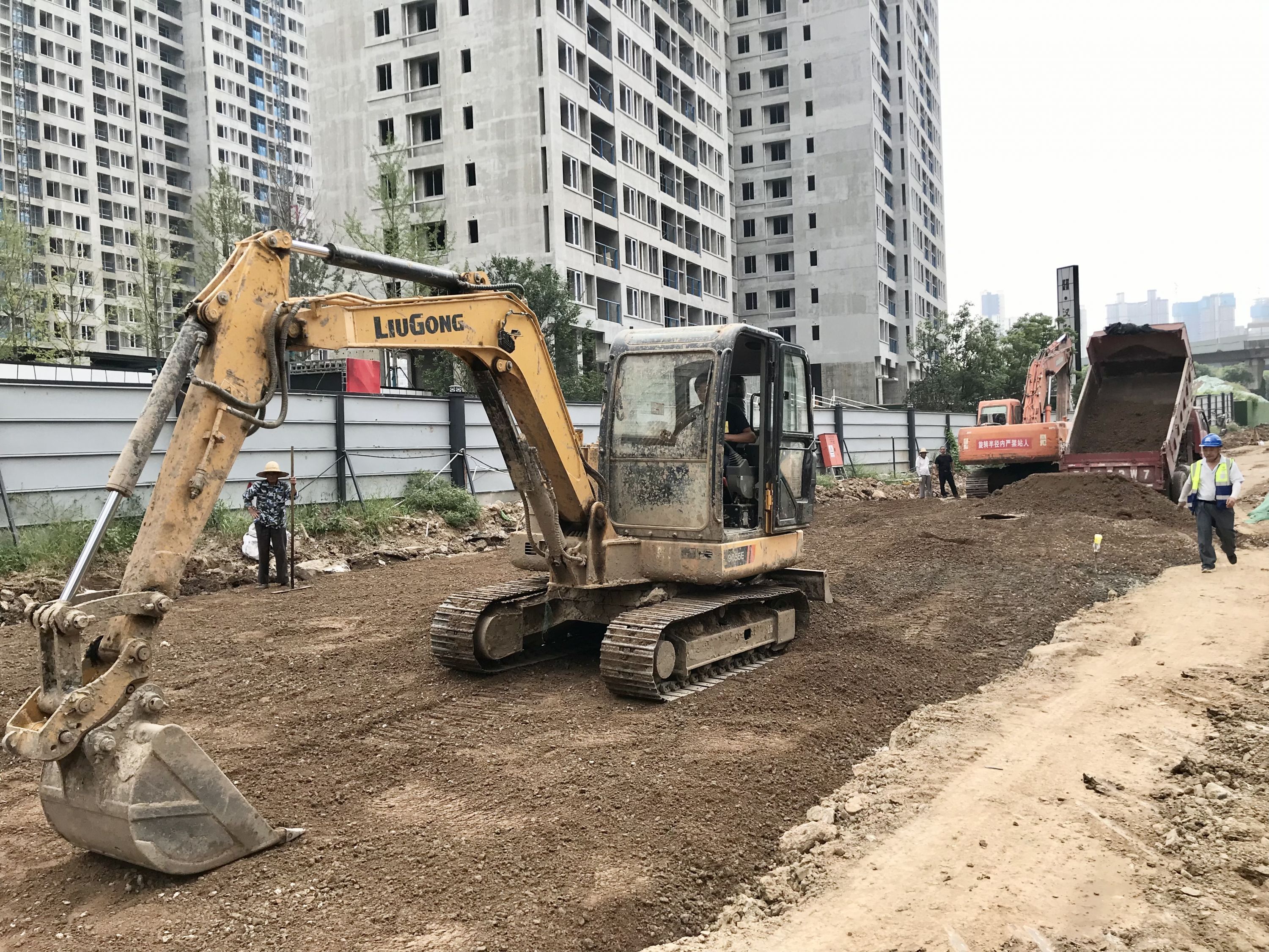 抓住晴好天气交叉施工,汉阳区这项道路工程大干保工期