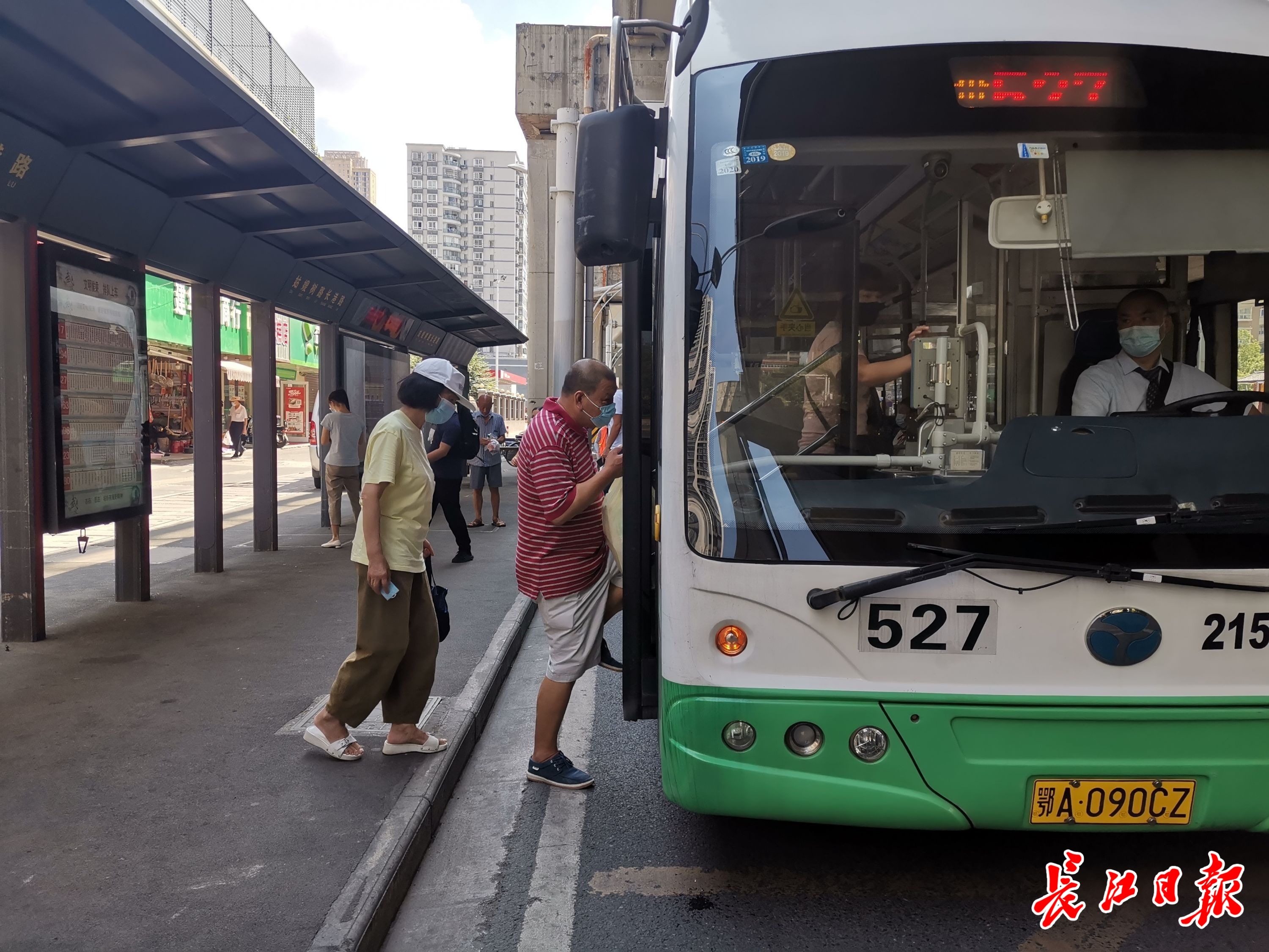 节前武汉公交增加车辆,缩短发车间隔
