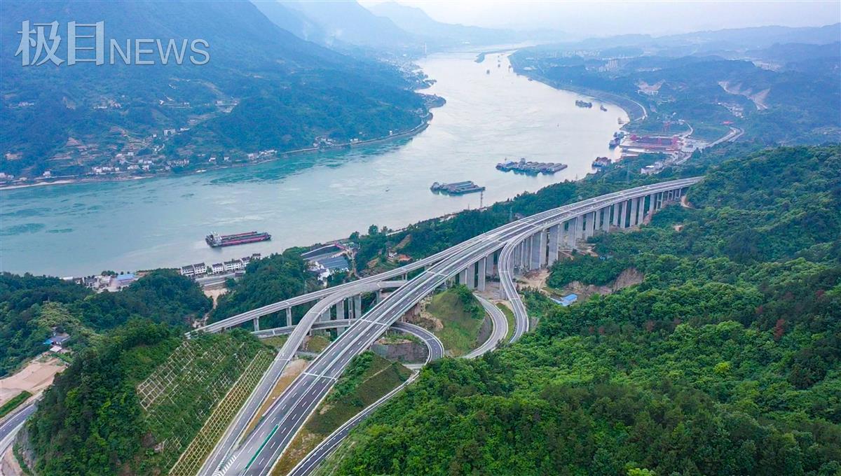 與黃鄂高速,武漢城市圈外環高速形成一條新的鄂東地區南北縱向大通道