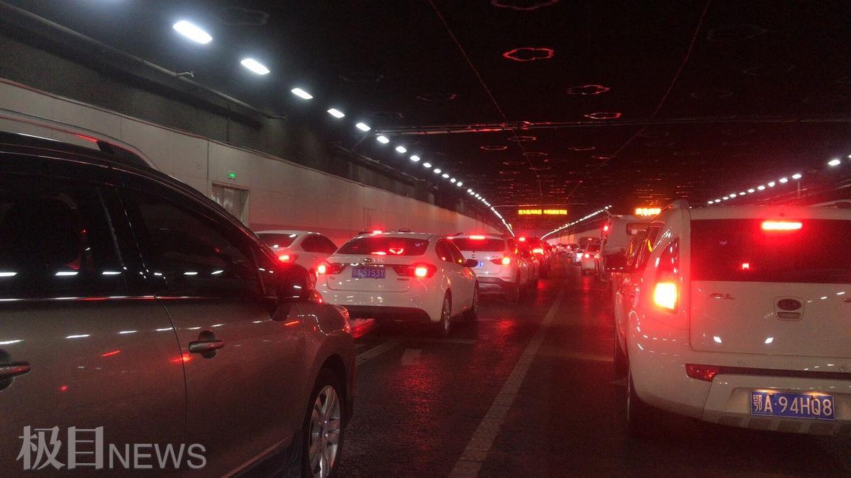 东湖隧道一面包车侧翻引发交通拥堵,交警正在疏导交通,预计10点钟恢复