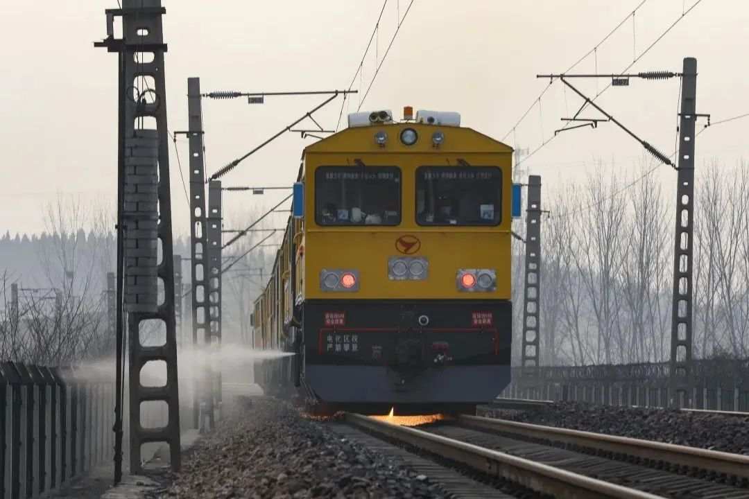 gmc-96x型钢轨打磨车 整车共配有96个打磨机构 打磨时车辆时速为3至