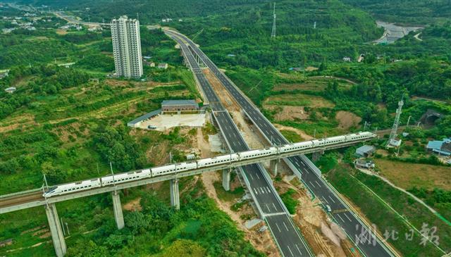 9月5日,最近新通车的宜昌江城大道与三峡翻坝高速公路以及宜万铁路在