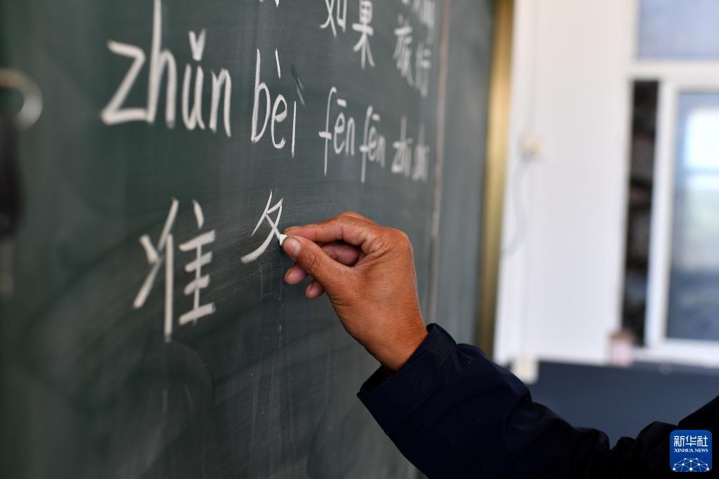 9月8日,在平顺县达驼村达驼教学点,宋忠胜在给学生上语文课.