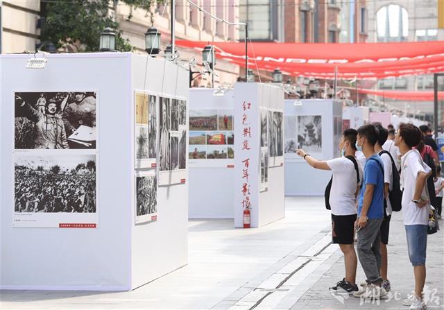 9月19日,游客在武汉汉街参观摄影展.