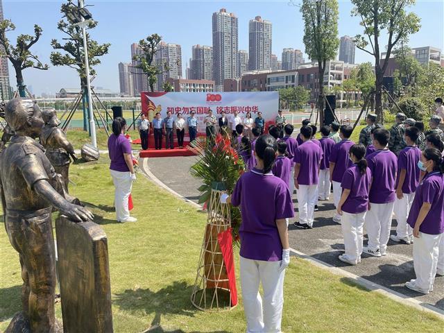 軍隊英模塑像進校園活動在武漢三中揭幕