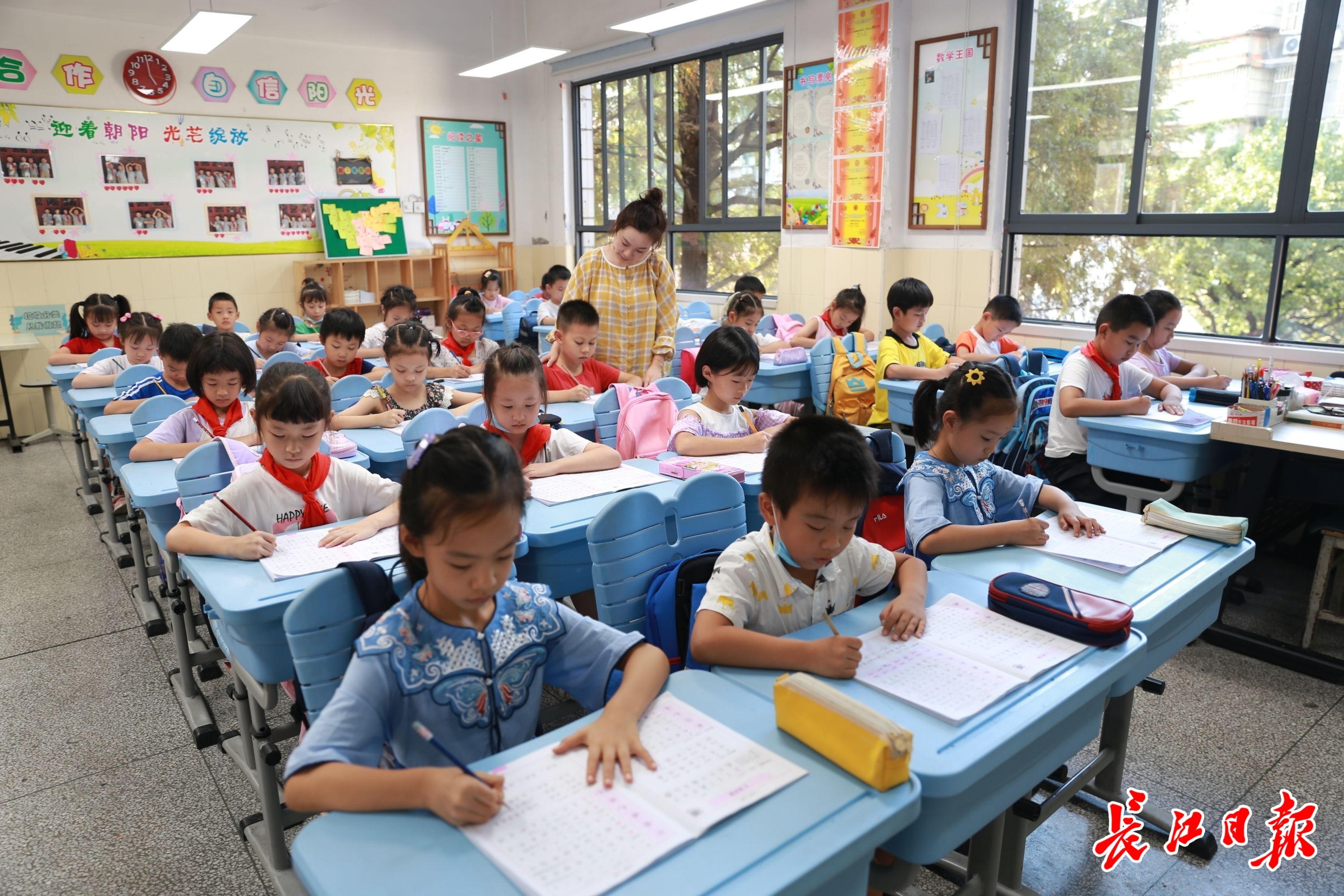 武昌实验小学课后托管服务中,老师对孩子进行指导.通讯员欧阳嵩 摄