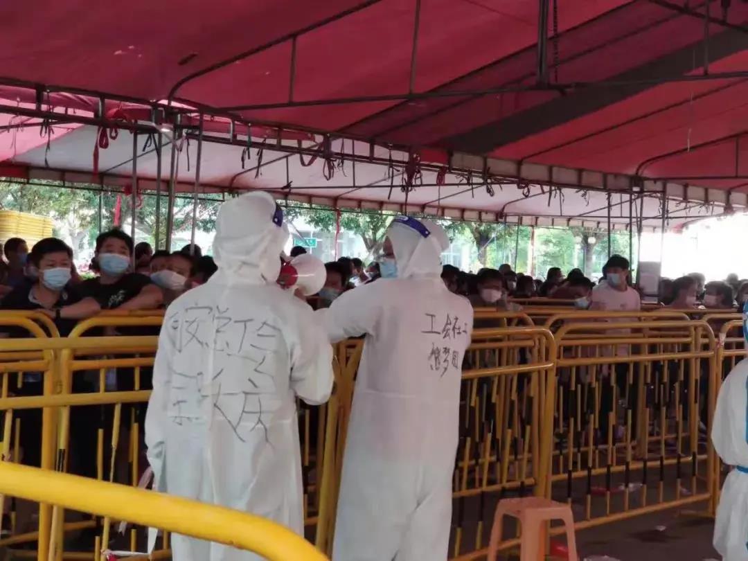 福建厦门:工会志愿红,防疫不缺席!