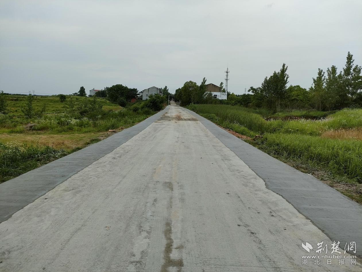 供图新合村负责人李伟华回应道:"这条路是连接孝南陡岗镇和孝昌白沙镇