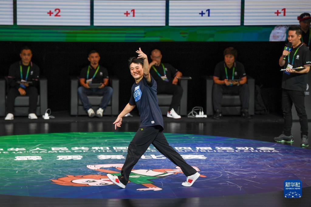 全运会霹雳舞男子冠军赛上海队选手王文禄获得冠军