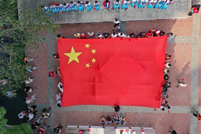 干群共举54平方米巨幅国旗"歌唱祖国" 中央花园社区举行"庆国庆"活动