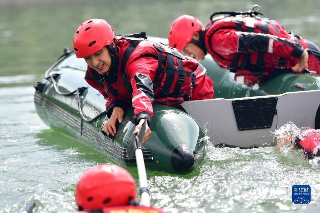 甘肃永靖:"水上尖兵"保障节日出行安全