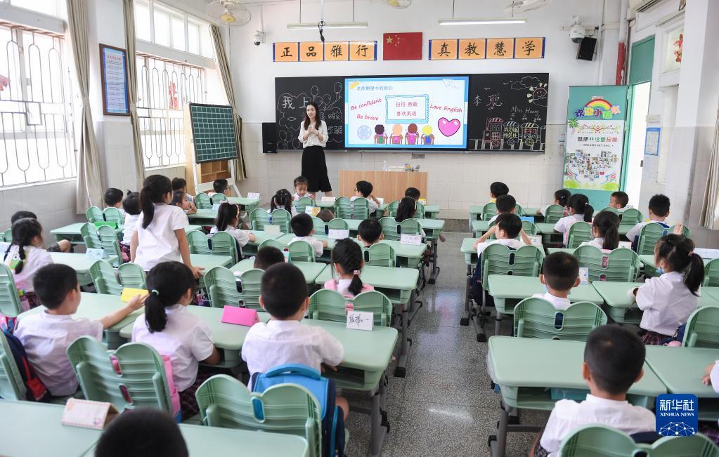 9月1日,在深圳市福田区南园小学一(15)班,黄晓蕾在英语课上授课