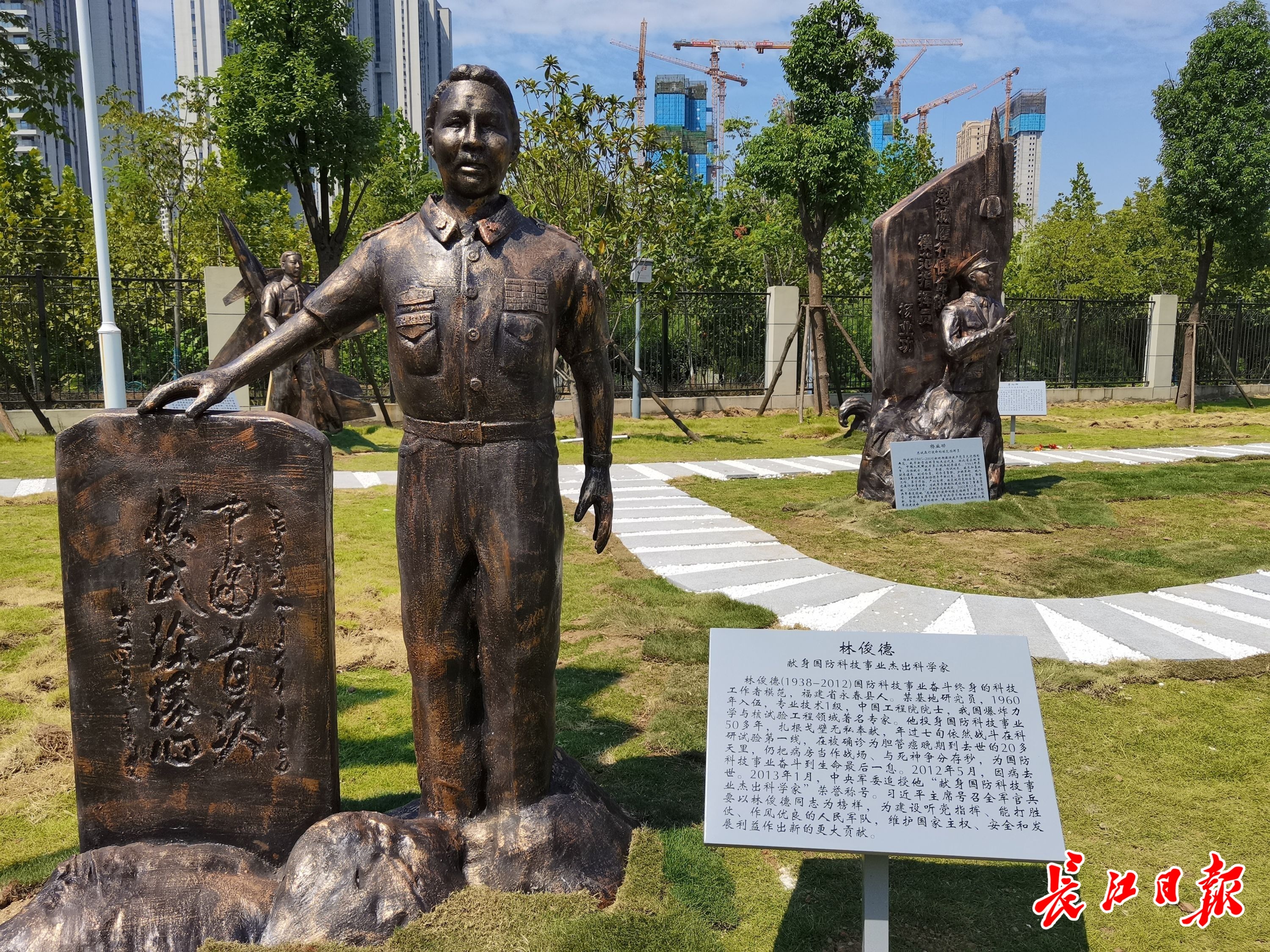 全军十大英模塑像矗立武汉校园,榜样力量激发学子勇担强国使命