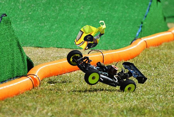 选手们站在高处遥控赛车.长江日报记者喻志勇摄影报道