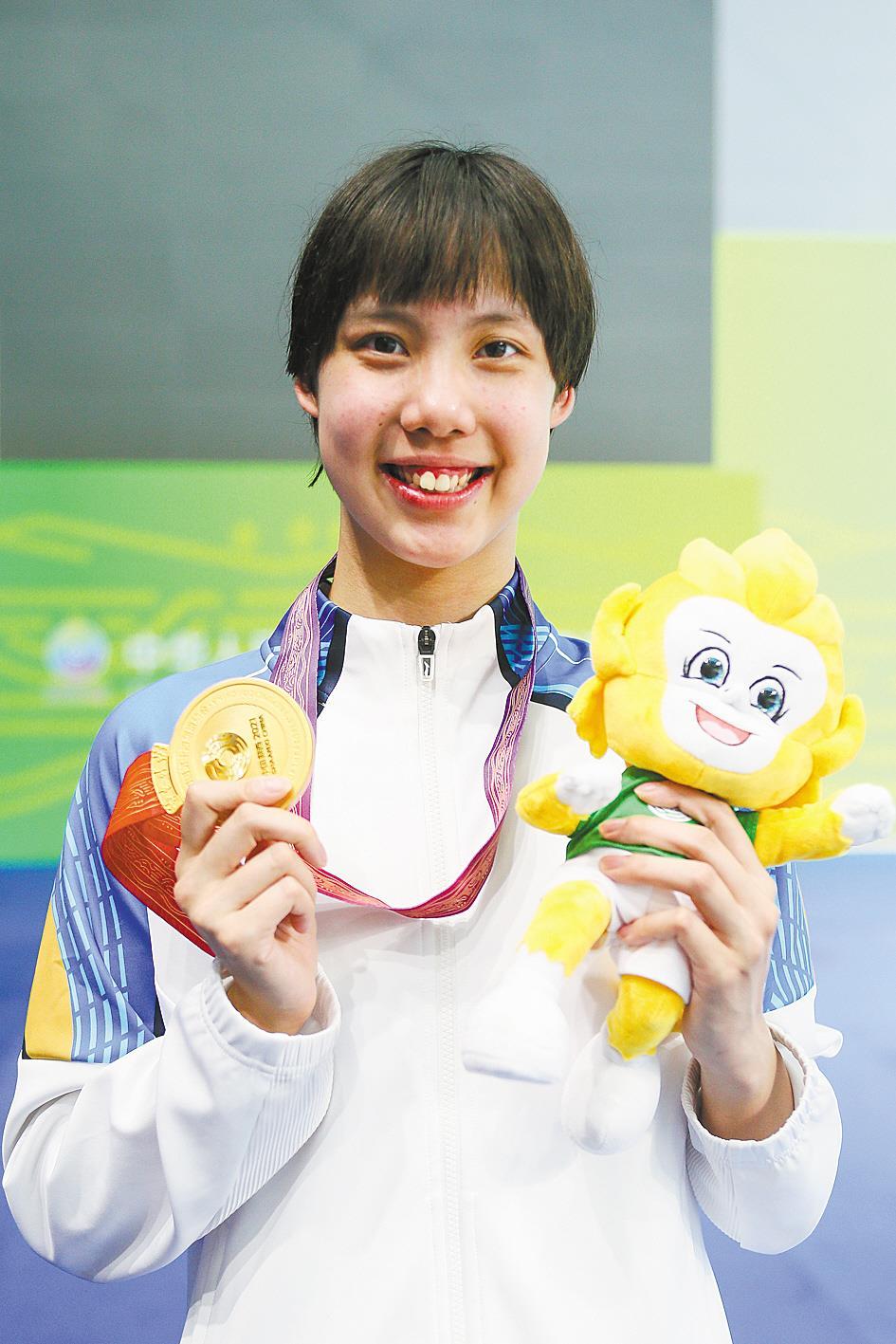 彭旭玮逆转夺100米仰泳金牌 "我知道后半程没人拼得过我"