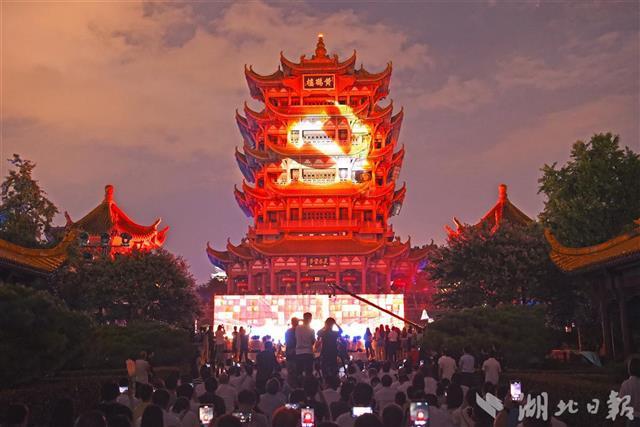 9月8日晚,"中国车谷科技创新成果光影展"盛大启幕,黄鹤楼启幕秀,两江